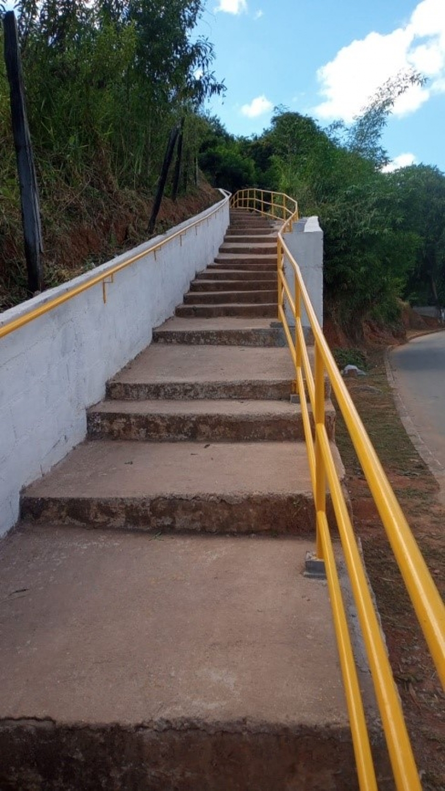017 - INSTALAÇÃO DO CORRIMÃO DA ESCADA DO VAL PARAISO