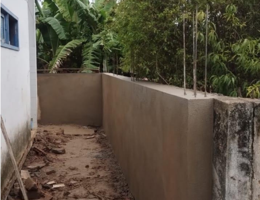 031 - CONSTRUÇÃO DE UM MURO DE DIVISA E PISO FUNDOS E LATERAL, NO CENTRO CULTURAL JAIR NUNES MACUCO